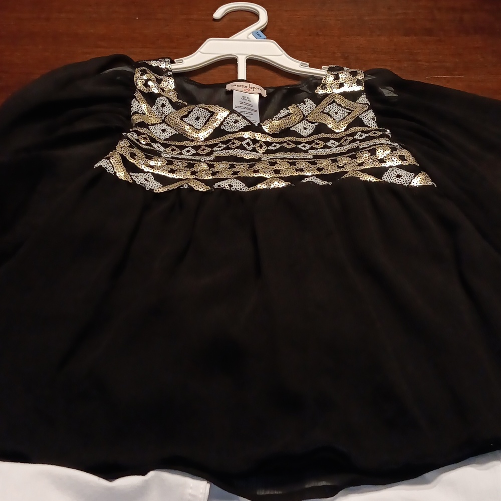 White pants with black top size 7/8